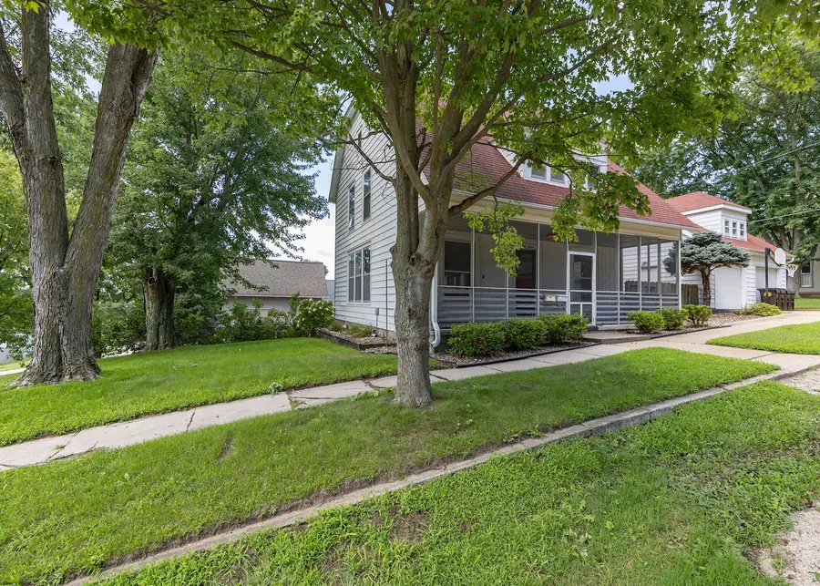 916 7th Street, Fulton, IL 61252 - #2