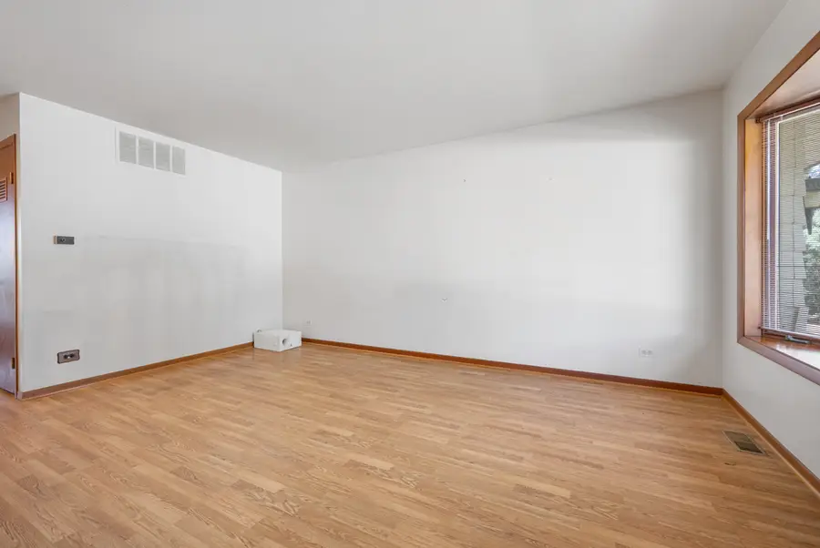 1086 Hickory Lane, Elk Grove Village, IL 60007 - #3