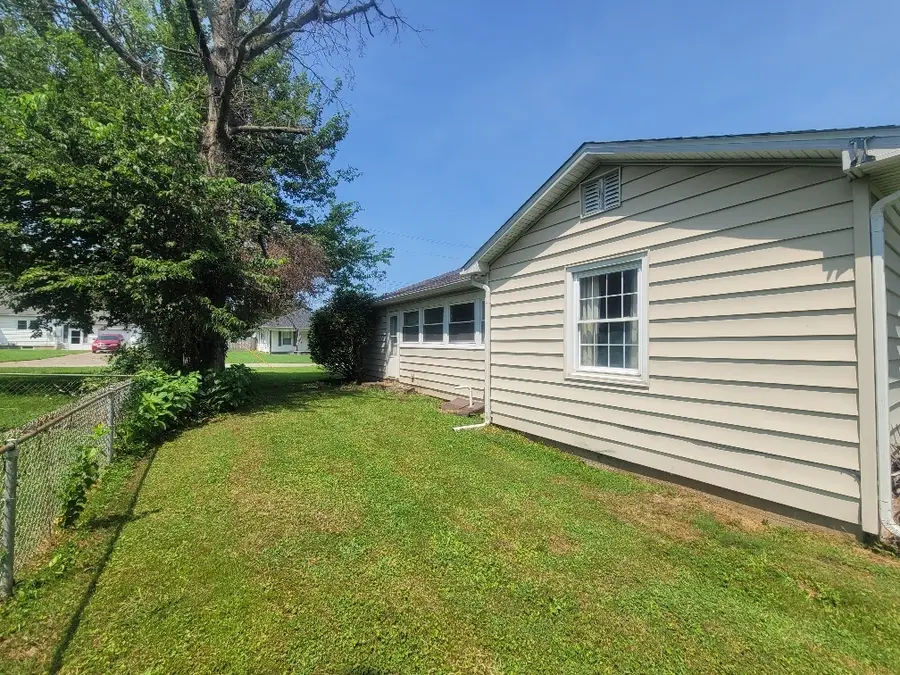 901 S Vicksburg Street, Marion, IL 62959 - #3