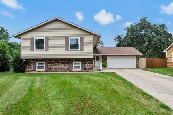 27 Spring Valley Lane, Streamwood, IL 60107