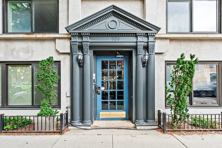 909 W Diversey Parkway #3W, Chicago, IL 60614 - #2