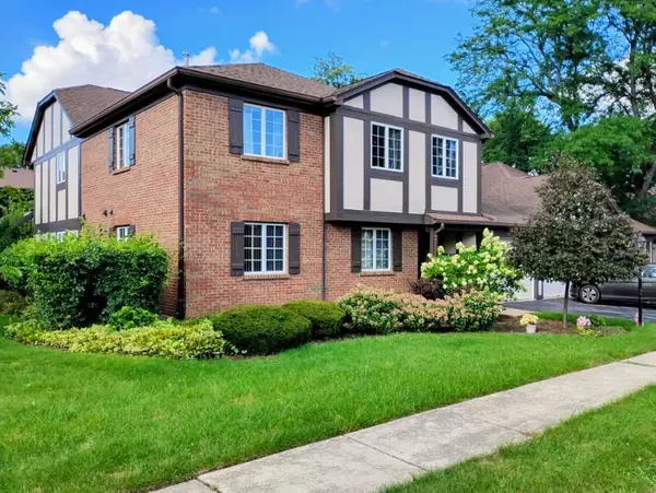 218 Brookside Lane, Willowbrook, IL 60527