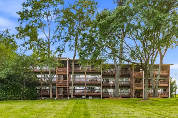 5803 Oakwood Drive #2D, Lisle, IL 60532