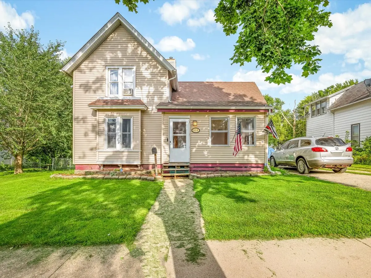 810 Union Avenue, Belvidere, IL 61008 - #1