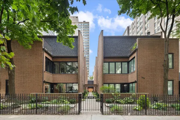 345 W Barry Avenue #8, Chicago, IL 60657