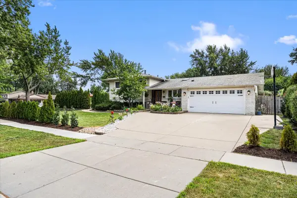 321 Hickory Lane, Schaumburg, IL 60193