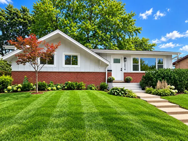 1214 N Crabtree Lane, Mount Prospect, IL 60056