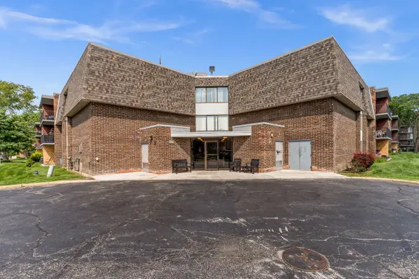 924 S Lake Court #105, Westmont, IL 60559