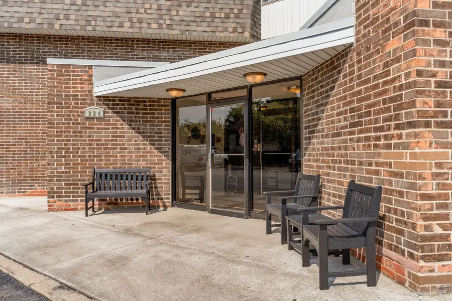 924 S Lake Court #105, Westmont, IL 60559 - #2