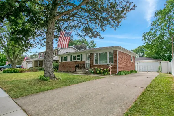 1402 S Robert Drive, Mount Prospect, IL 60056