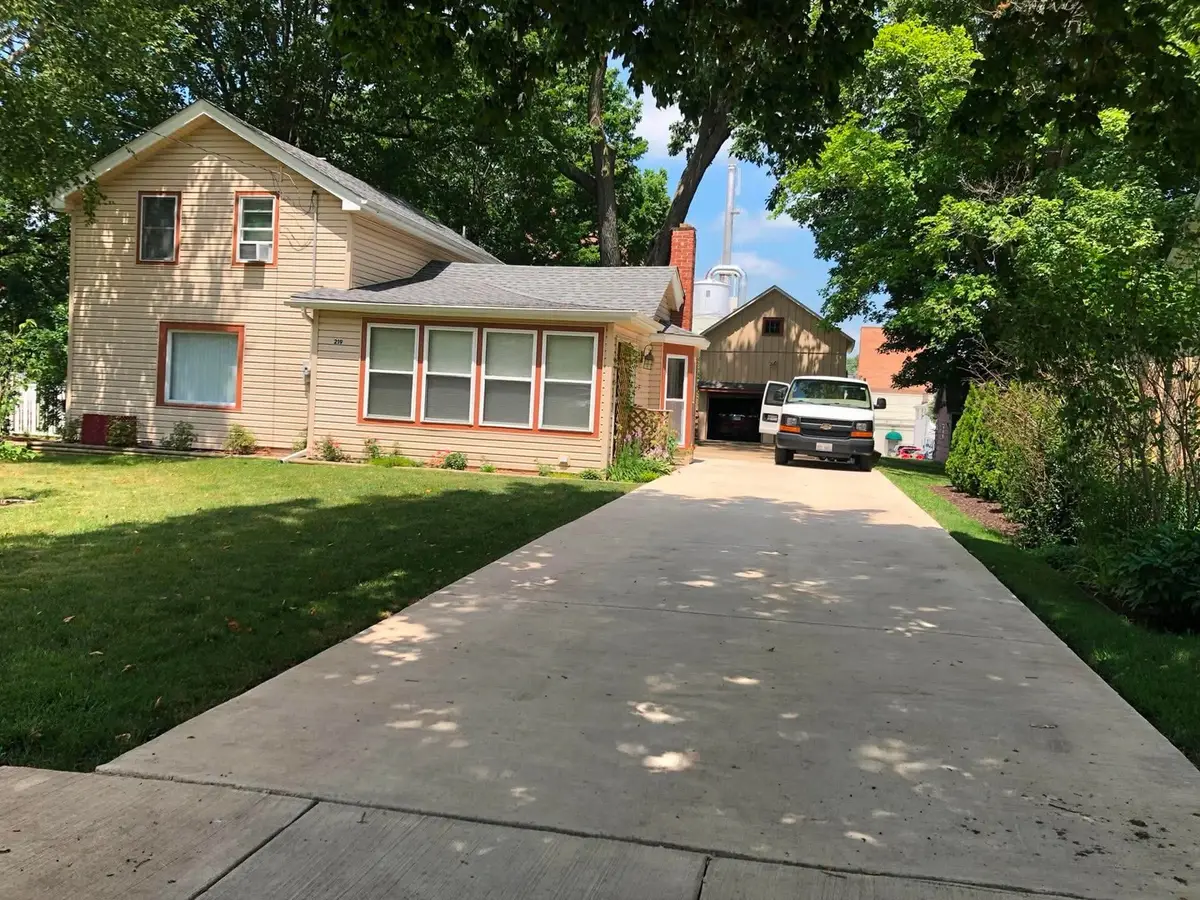 219 W 4th Street, Pecatonica, IL 61063 - #1