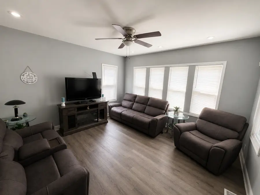 8627 S Colfax Avenue, Chicago, IL 60617 - #3