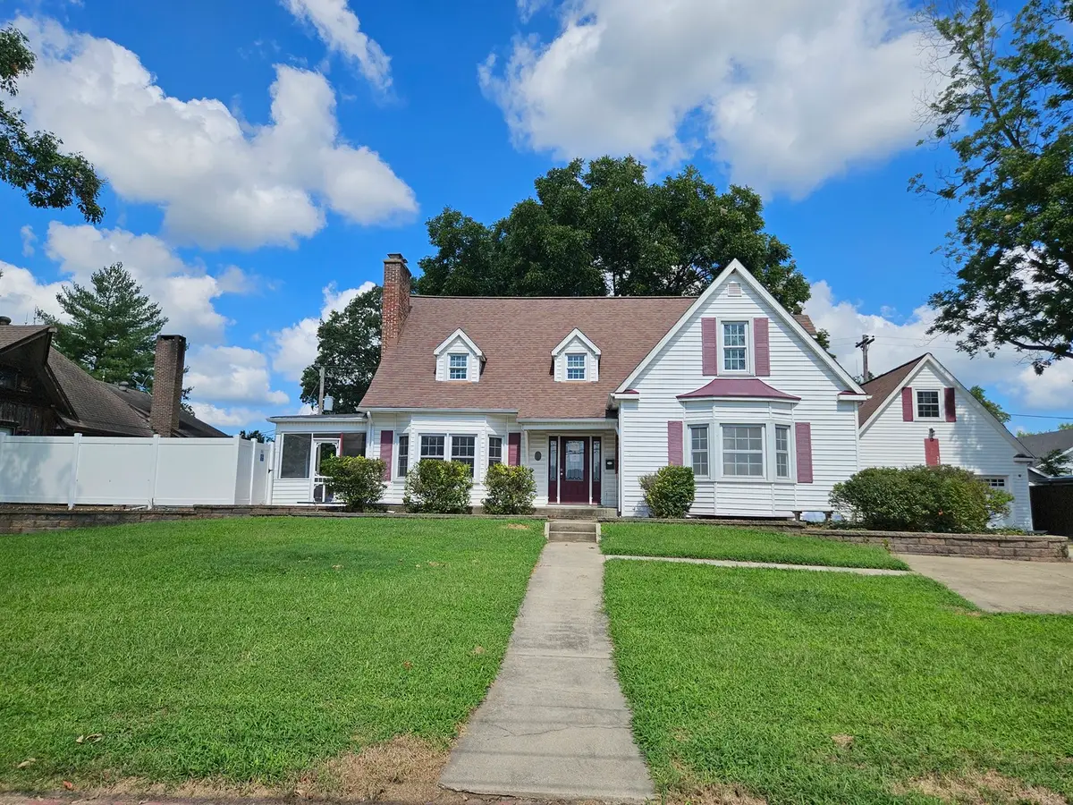 302 W Main Street, Carmi, IL 62821 - #1