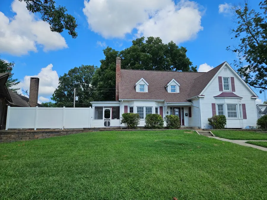 302 W Main Street, Carmi, IL 62821 - #3