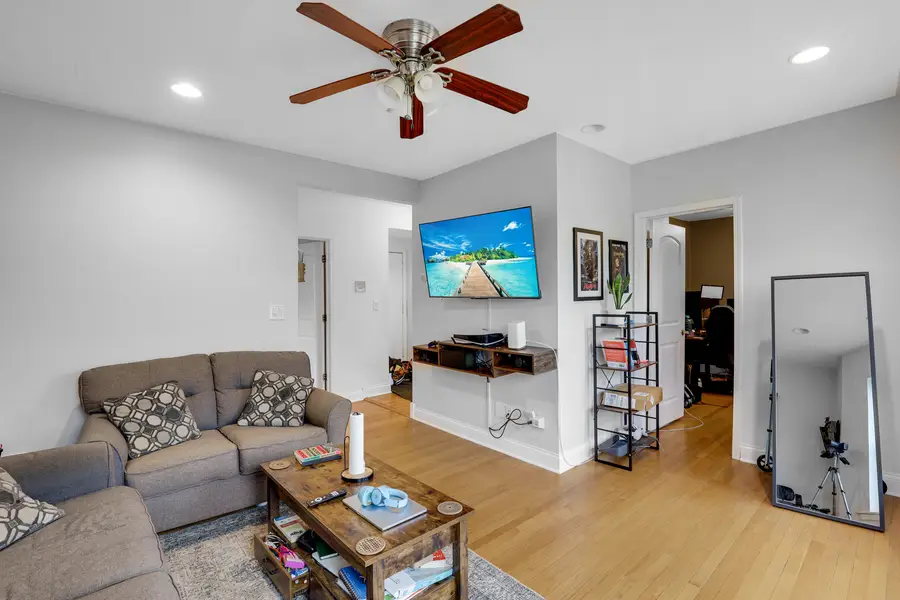 7401 N Hoyne Avenue #3, Chicago, IL 60645 - #3