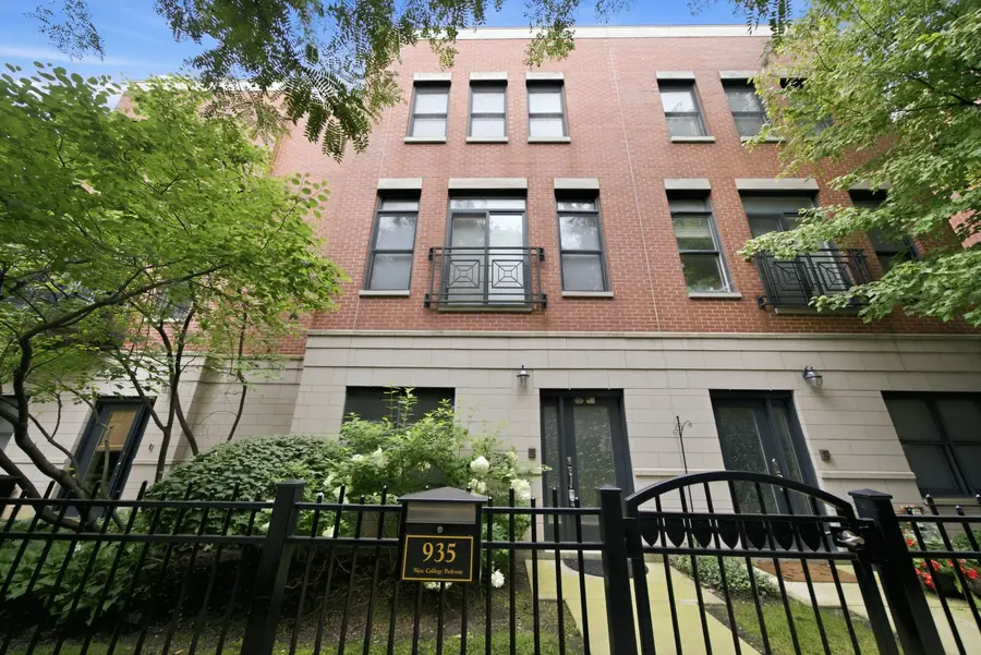 935 W College Parkway, Chicago, IL 60608 - #2