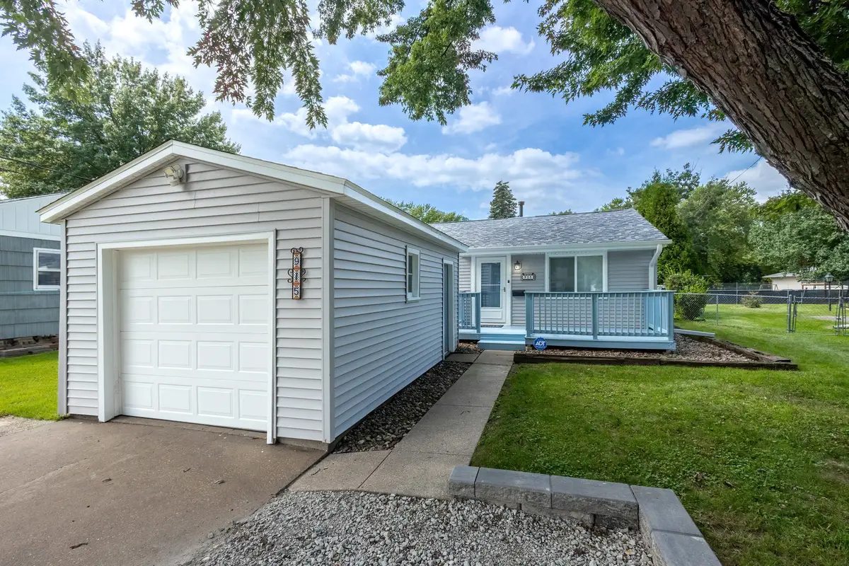 915 42nd Street, Moline, IL 61265 - #1