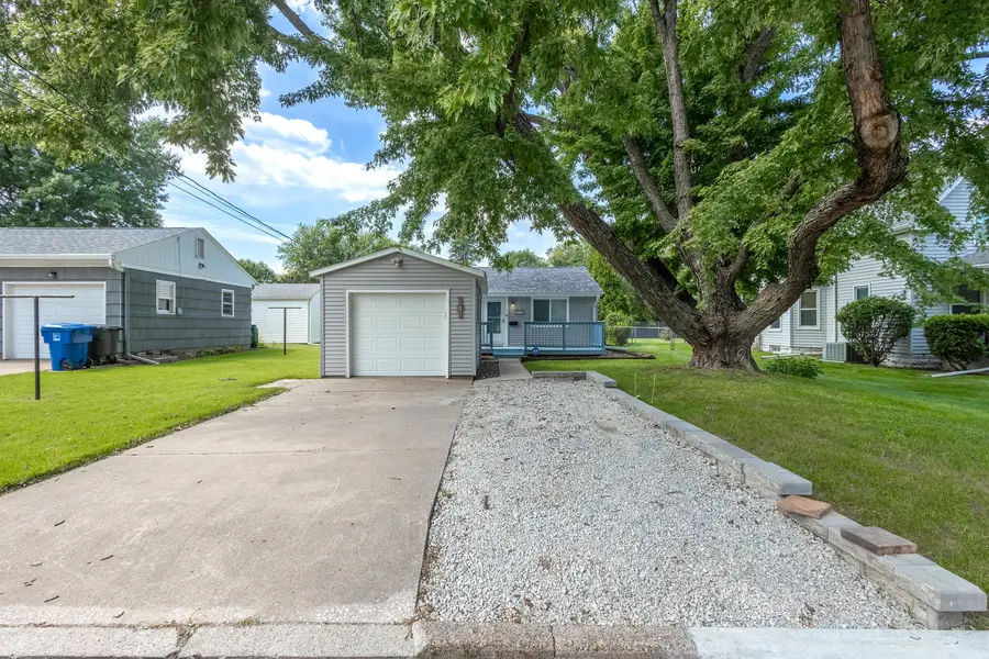 915 42nd Street, Moline, IL 61265 - #2