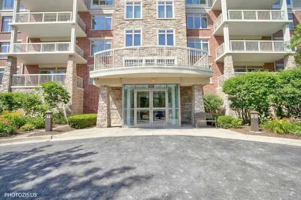 425 Benjamin Drive #207, Vernon Hills, IL 60061