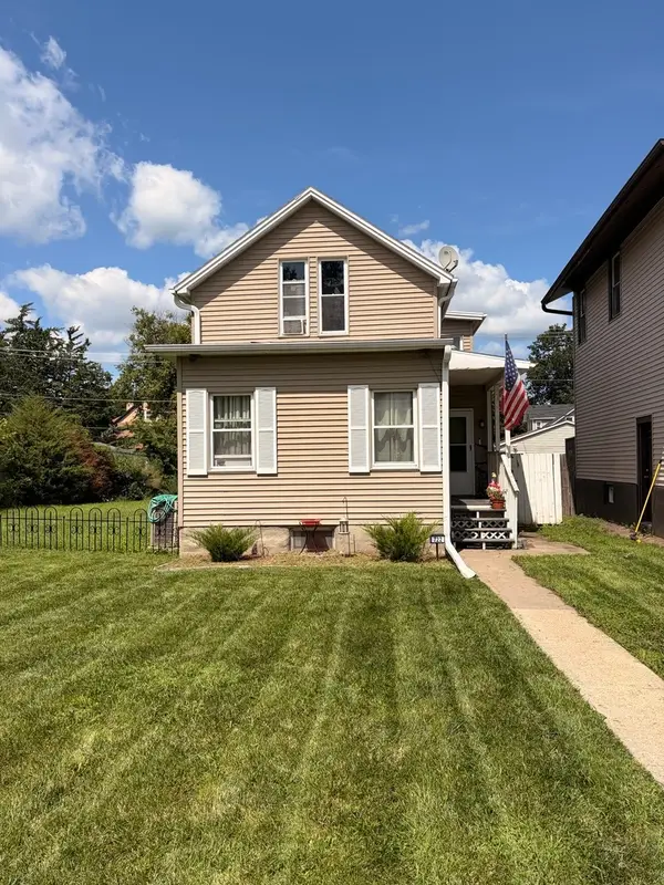 722 6th Avenue S, Clinton, IA 52372