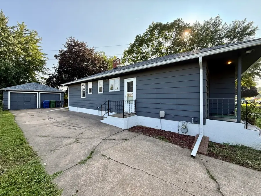 1525 27th Avenue S, Clinton, IA 52732 - #3
