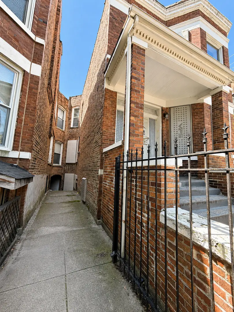 6018 S Eberhart Avenue, Chicago, IL 60637 - #3