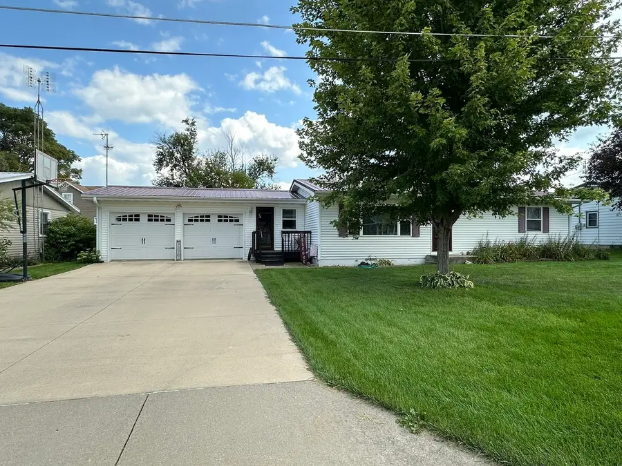 205 Sherwood Lane, Lena, IL 61048 - #3