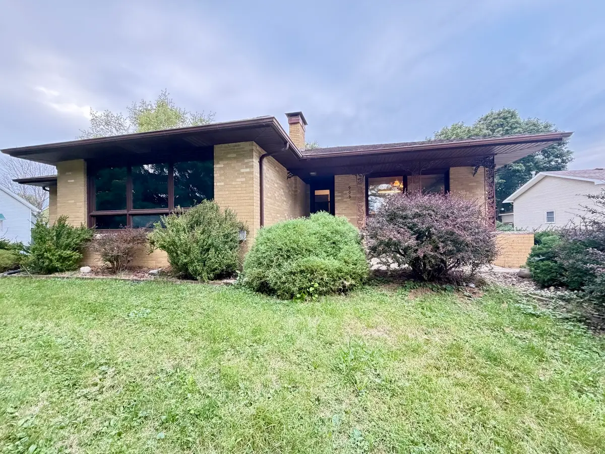 909 W Washington Street, Clinton, IL 61727 - #1