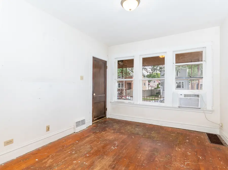 4952 W Ainslie Street, Chicago, IL 60630 - #3