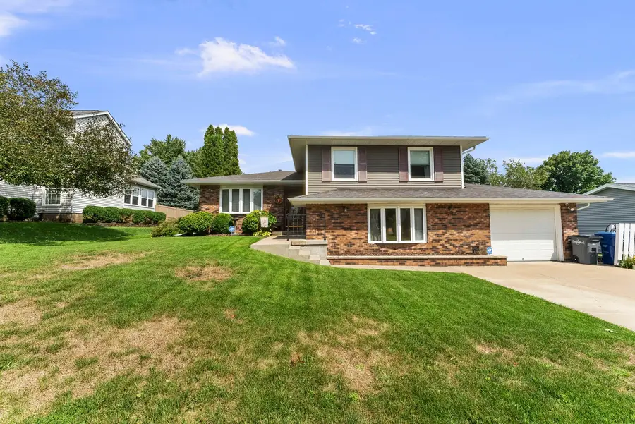 4725 Davis Street, Bettendorf, IA 52722 - #2