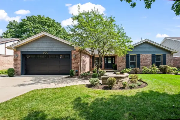 609 N Carlyle Lane, Arlington Heights, IL 60004