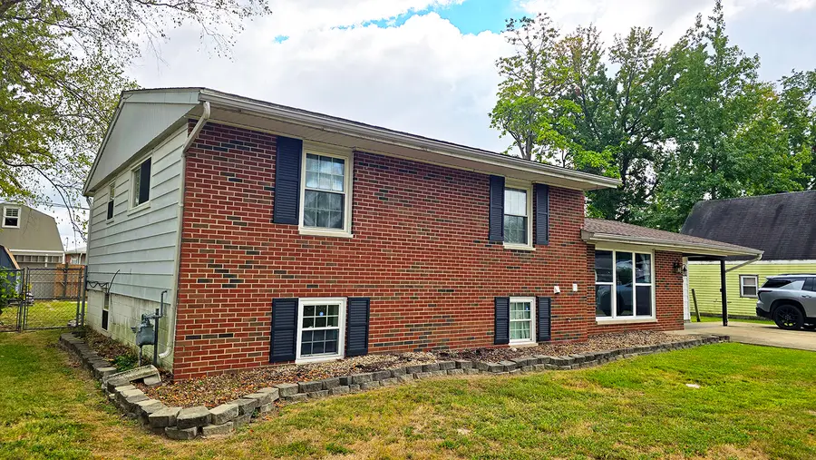 20 W Oak Park Drive, Centralia, IL 62801 - #2