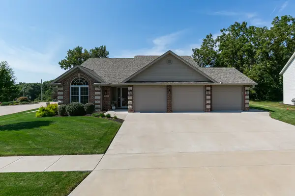 1111 33rd Ave Circle, Silvis, IL 61282