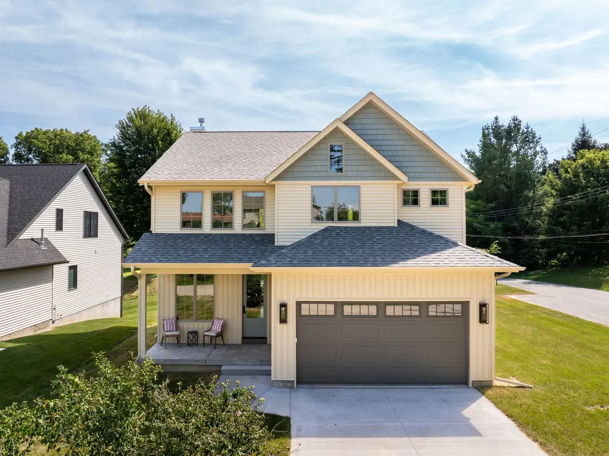 326 Dodge Street, Le Claire, IA 52753 - #1