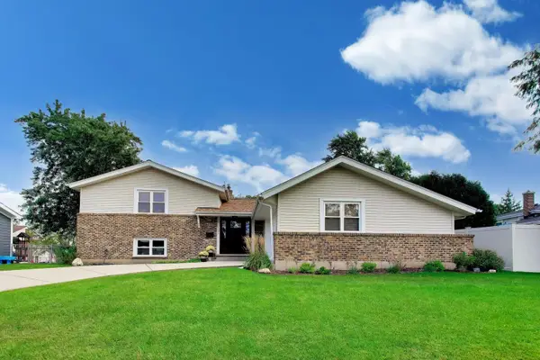 2307 N Kennicott Drive, Arlington Heights, IL 60004