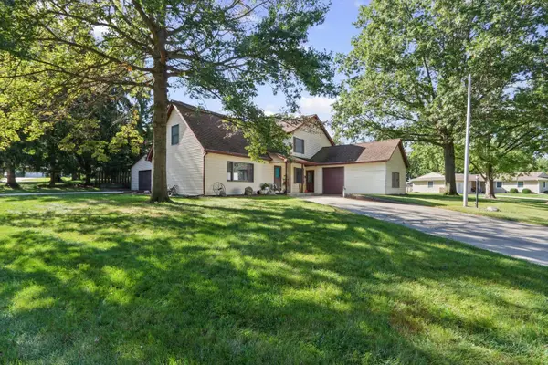 1801 Lake Shore Drive, Mahomet, IL 61853