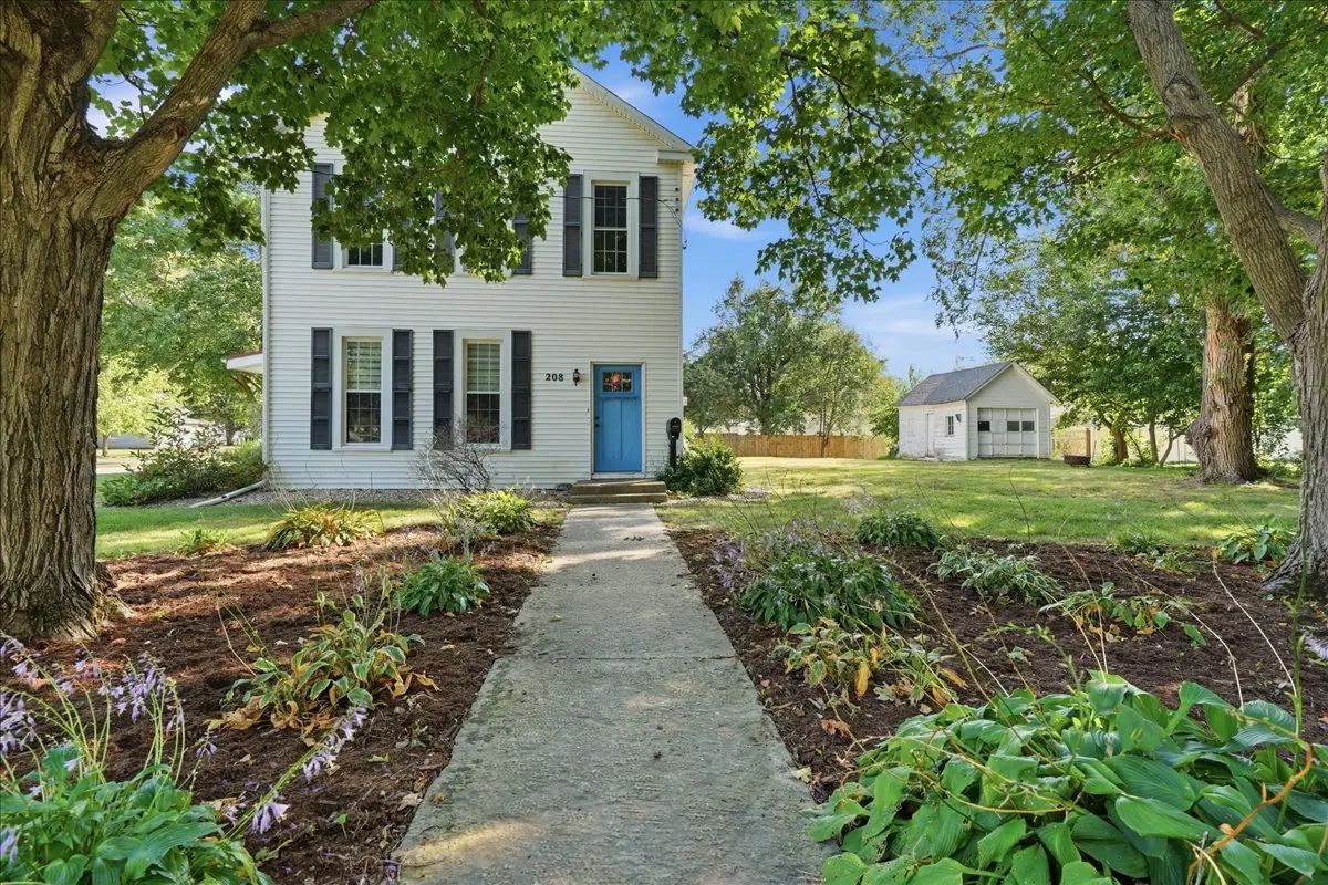 208 E Wall Street, Lexington, IL 61753 - #1