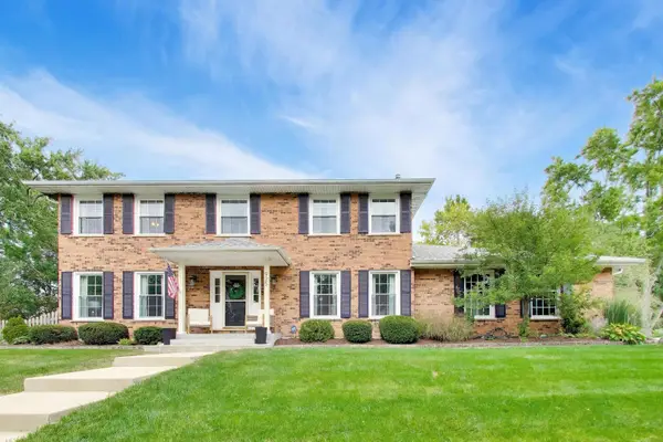925 Hidden Lake Road, Naperville, IL 60565