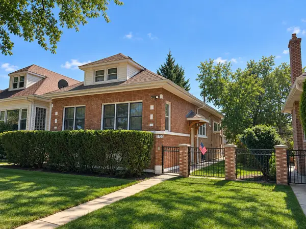 5720 N Manton Avenue, Chicago, IL 60646