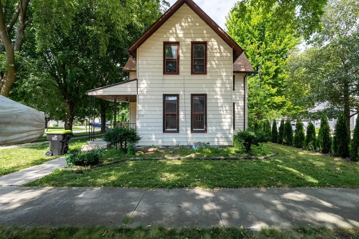 212 W Maple Street, Fairbury, IL 61739 - #1