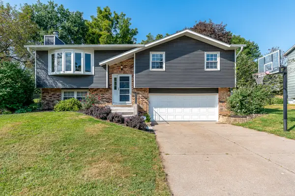 1970 Hollow View Drive, Bettendorf, IA 52722
