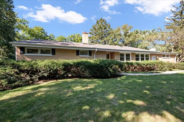 100 Green Bay Road, Highland Park, IL 60035