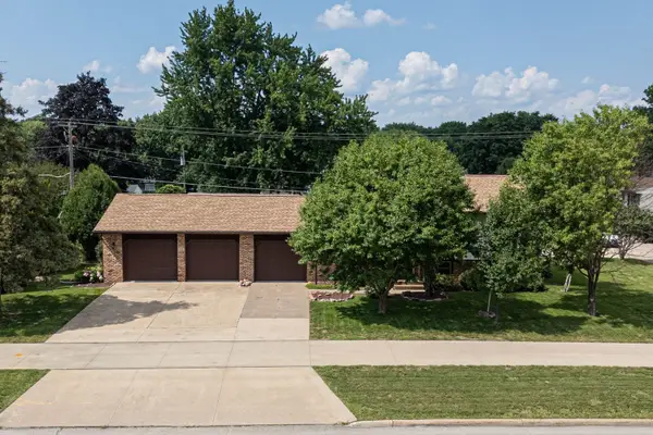 1528 Spruce Hills Drive, Bettendorf, IA 52722
