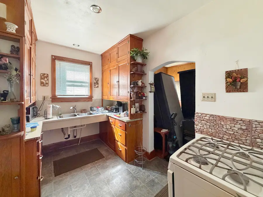 526 E Jefferson Street, Freeport, IL 61032 - #2