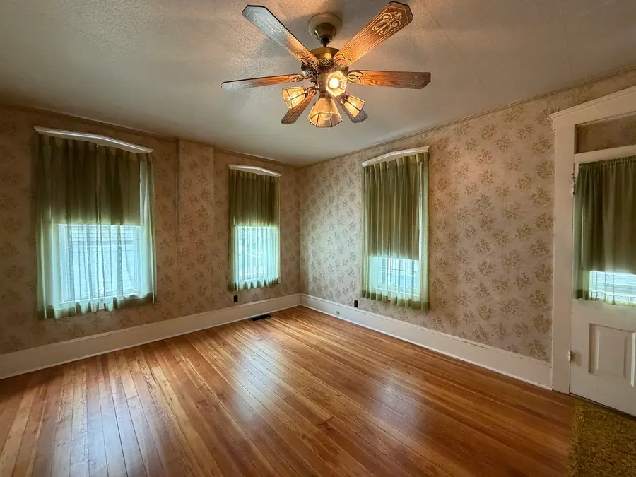 203 E Market Street, Farmer City, IL 61842 - #3