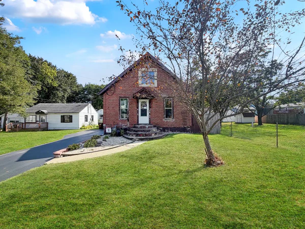 828 S Adams Avenue, Freeport, IL 61032 - #1