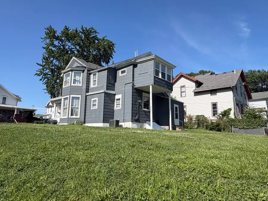 407 E 14th Street, Davenport, IA 52803 - #3