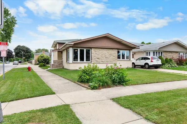 8233 W Maple Avenue, Norridge, IL 60706