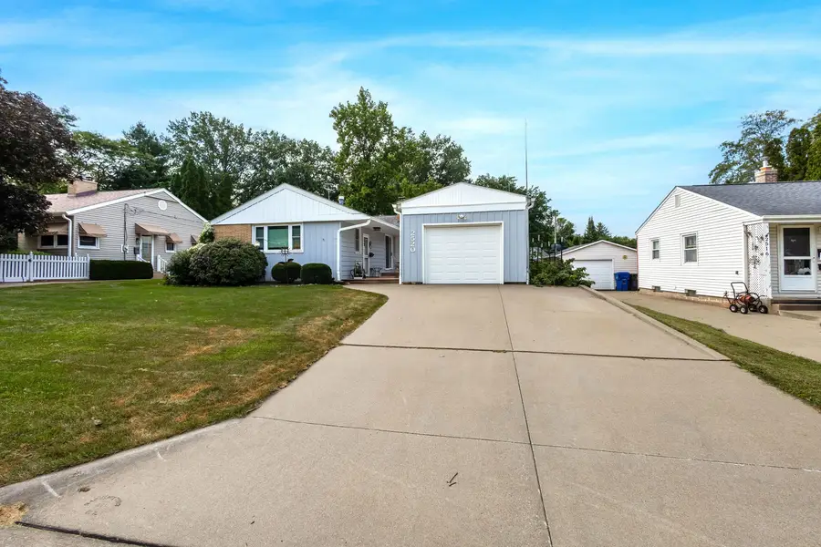 2520 30th Ave Court, Moline, IL 61265 - #2