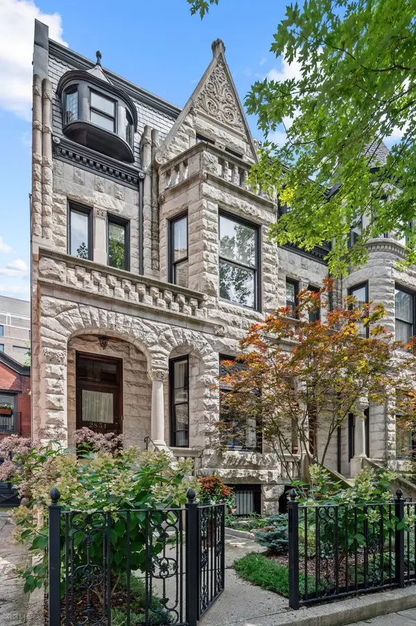 2831 N Pine Grove Avenue, Chicago, IL 60657